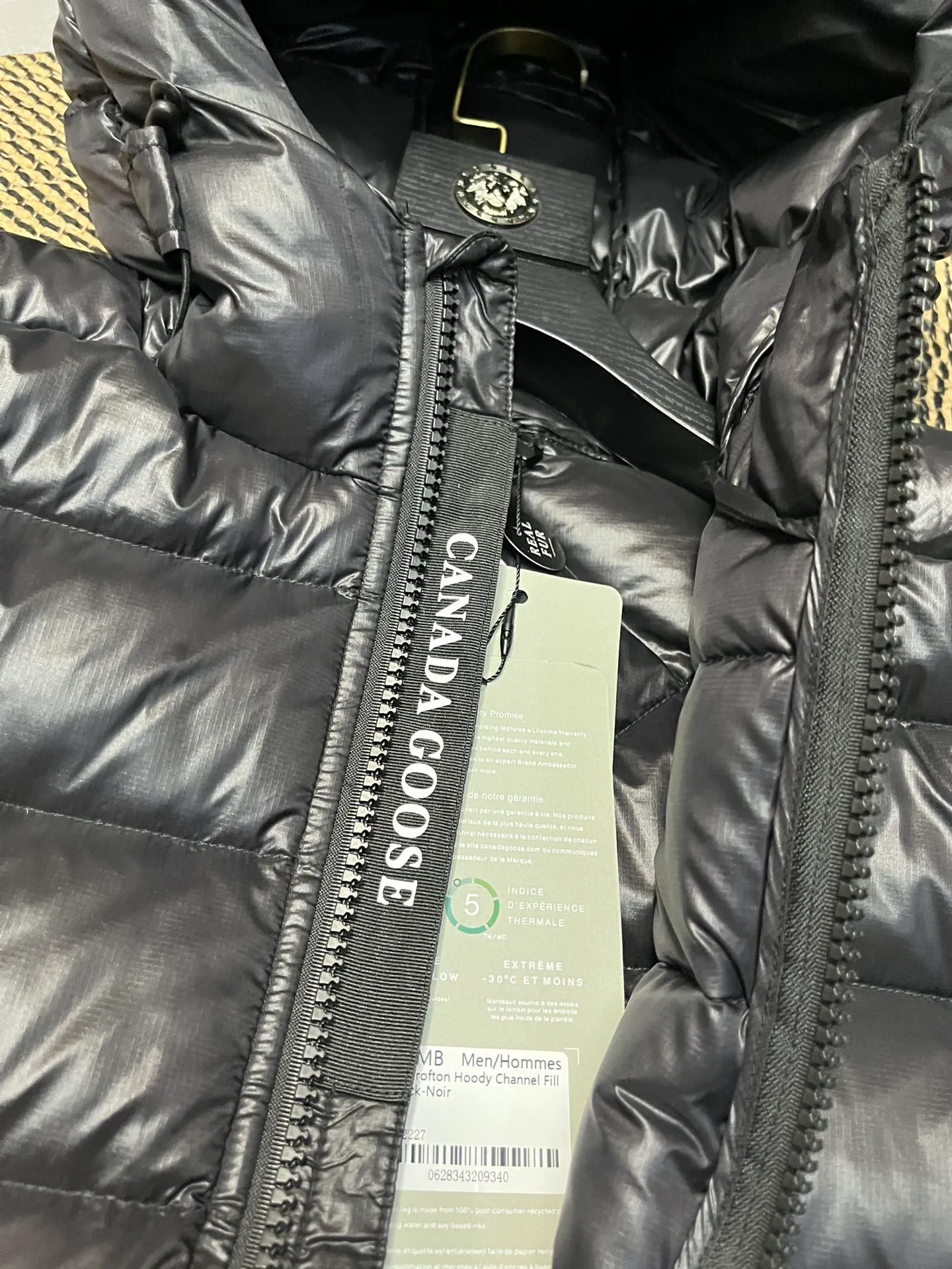 P860 Top 🔥purchase version 𝘾𝘼𝙉𝘼𝘿𝘼 𝙂𝙊𝙊𝙎𝙀/Canada Goose 2227 thin and light model. It’s super lightweight and doesn’t feel any weight on your upper body at all! Show more temperament‼  Canada Goose, a Canadian brand, has always been recognized as the warmest down jacket. Various Instagram celebrities, Internet celebrities, and celebrities often wear it for street photos. I make Canada Goose every year, but I still can’t get rid of my love for the goose. No matter how cold the winter is, there is no need to be afraid. Canada Goose is the legendary warmest down jacket and is known as a must-have for Arctic outdoor sports! The most popular down jacket in the world, celebrities are rushing to buy it, it is a must-have! Size: S-2XL Color: silver gray (red label) silver gray (black label), black (red label), black (black label), dark blue